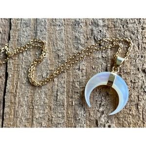 *Natasha* Mother of Pearl Horn Necklace